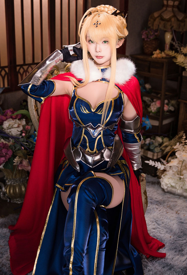 Women Saber Altria Costume - Dress with Cape and Crown FGO Cosplay